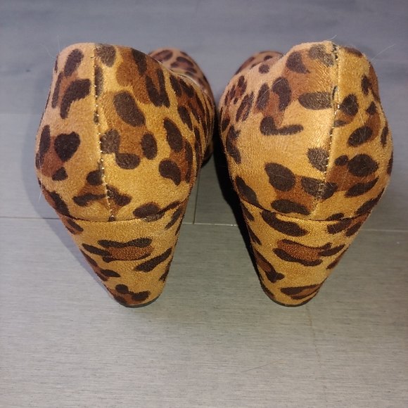 EUC CL by Laundry Leopard Print Faux Suede Wedge Pump - Size 8.5 - Picture 5 of 8